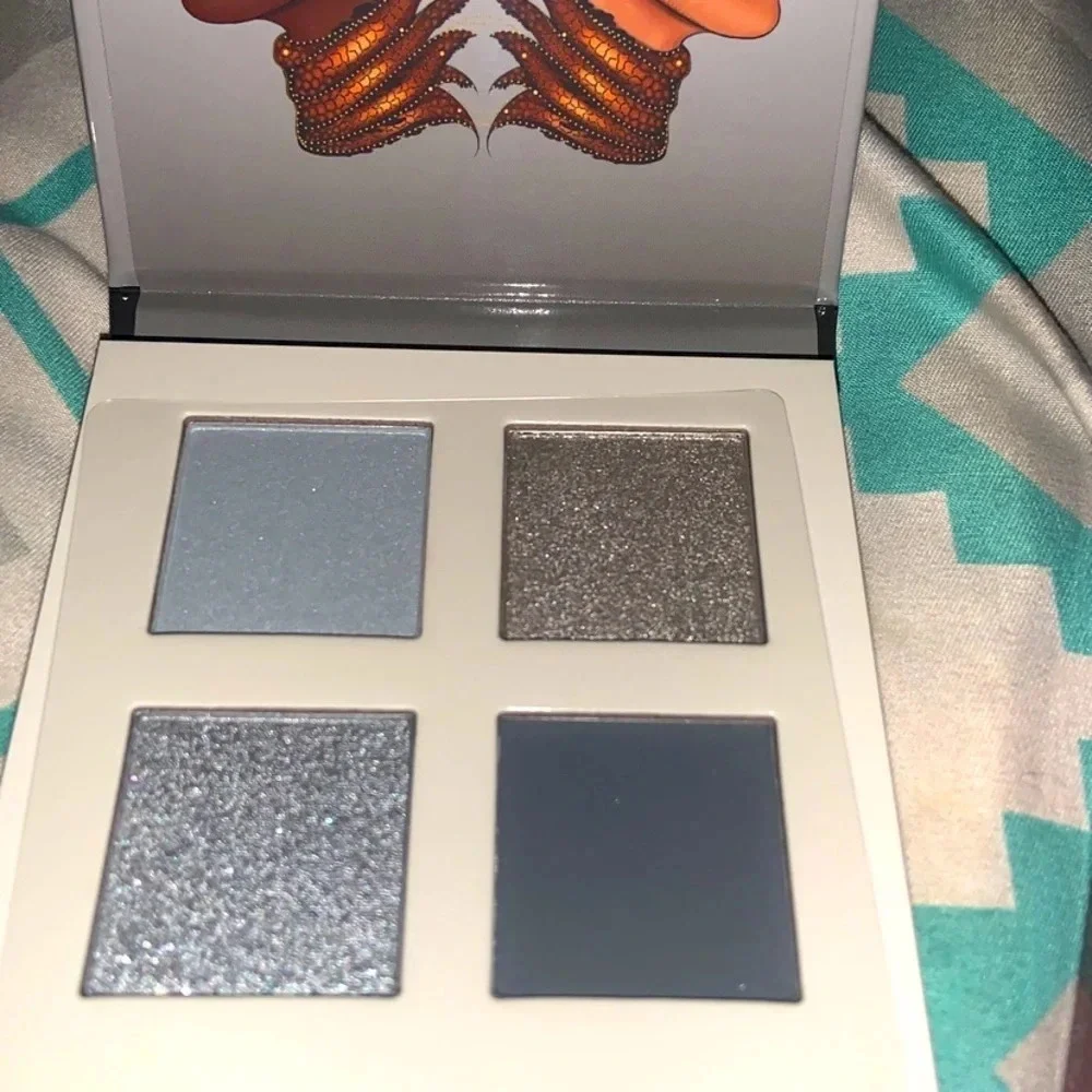 Juvias place palette and loose highlighter set